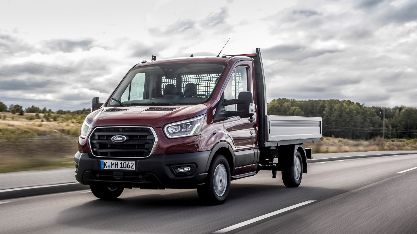 Ford Transit Pritschenwagen Rot ¾-Frontansicht in Bewegung auf Landstrasse