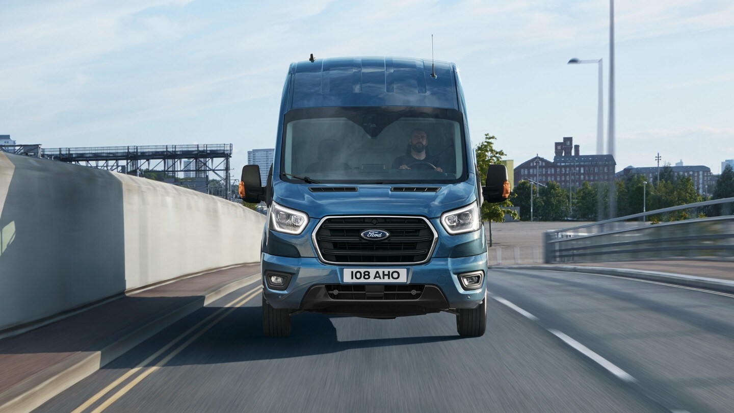 Ford Transit Kastenwagen in Blau Frontansicht fährt auf Schnellstrasse