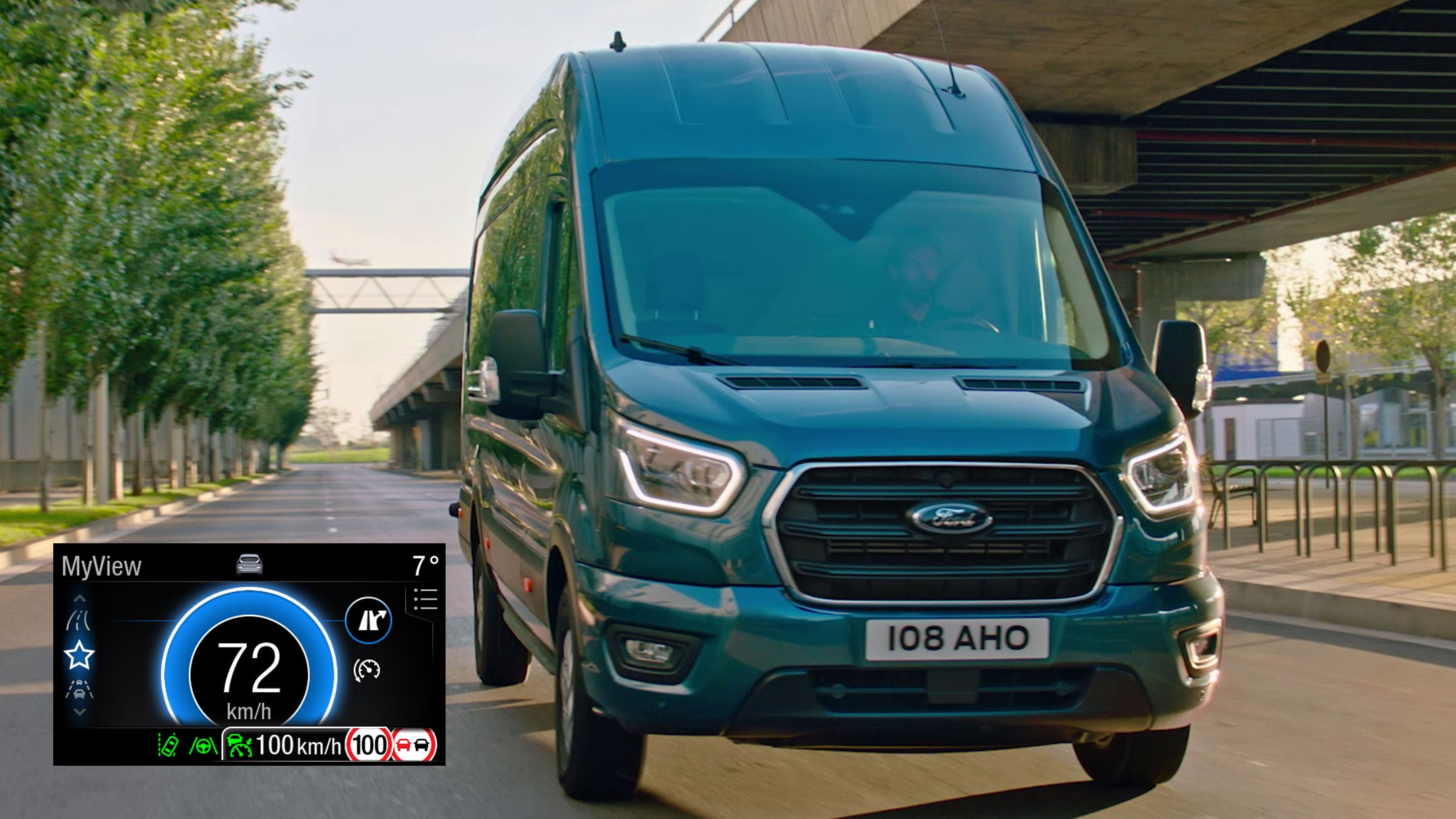 Ford Transit Bus auf der Autobahn, Frontansicht mit Eco-Modus-Drehschalter im Detail