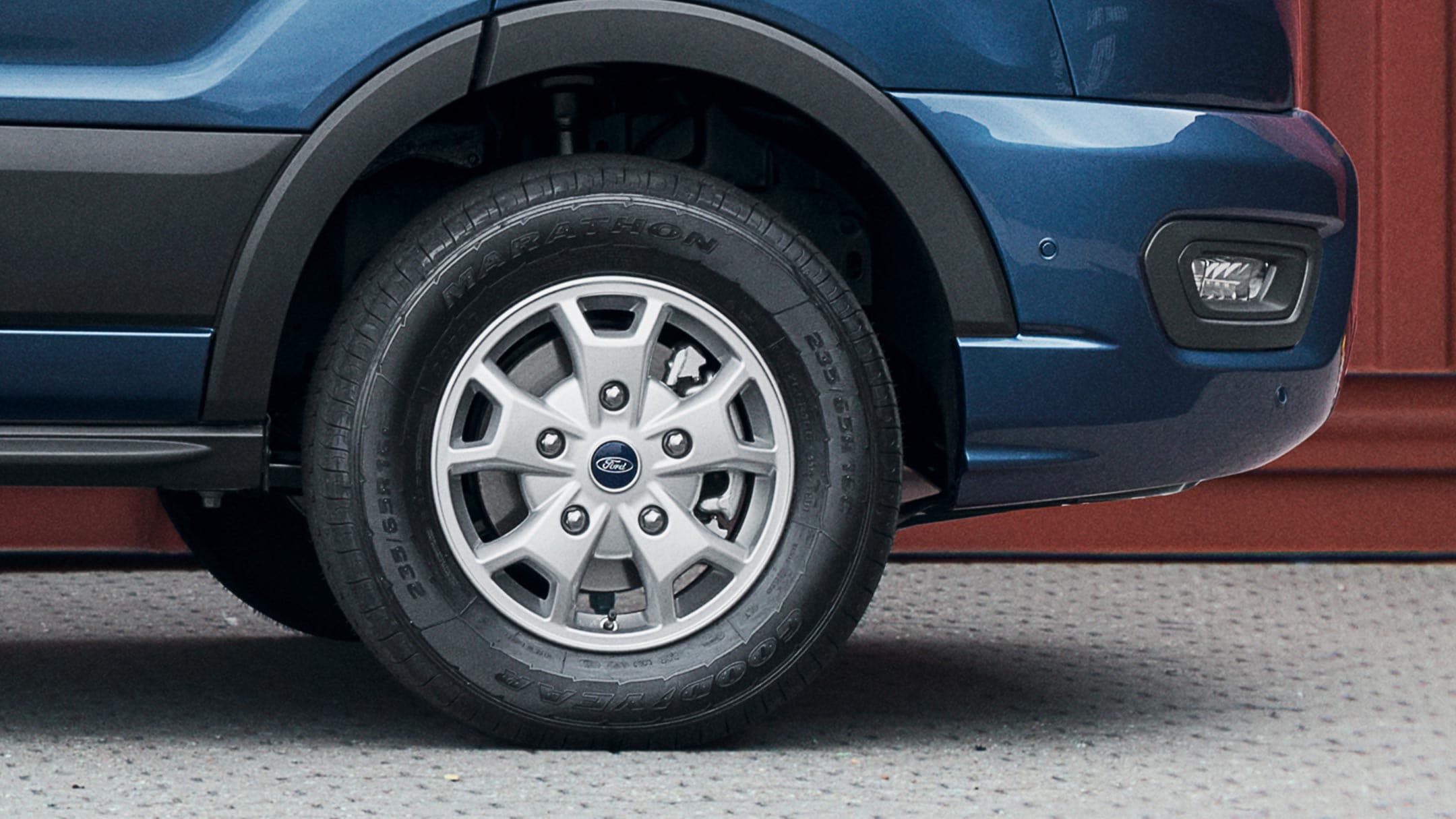Blauer Ford Transit Van, Nahaufnahme des Vorderrades 