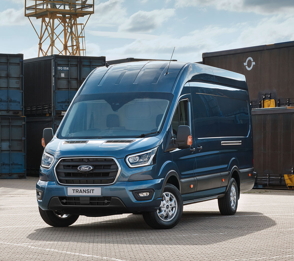 Neuer blauer Ford Transit Van geparkt