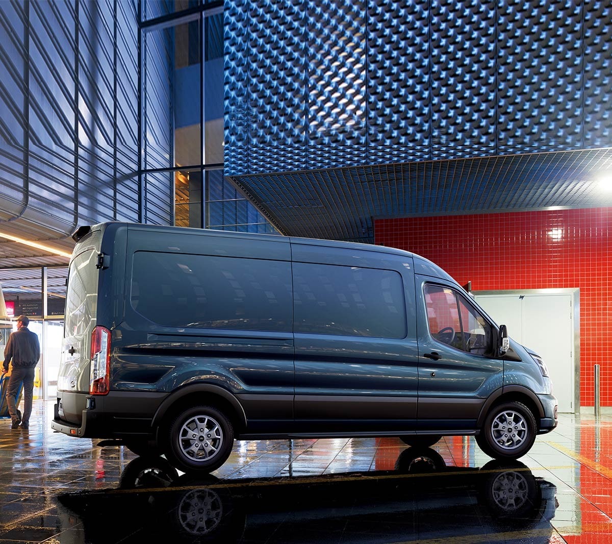 Ford Transit Kastenwagen Blau Seitenansicht parkt in Ausstellungshalle