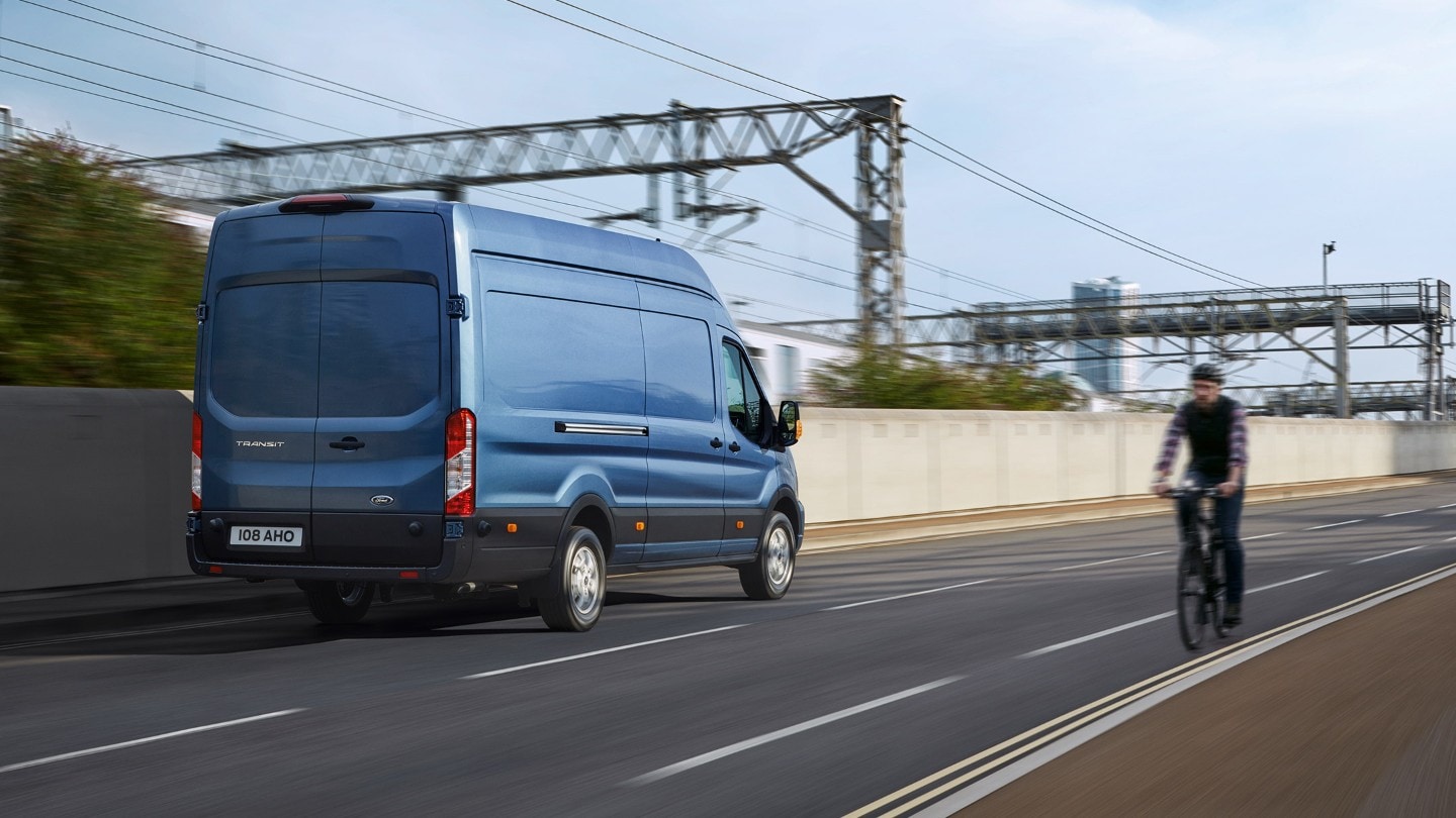 Neuer Transit Van in Blau. Rückansicht wie der Van auf der Strasse fährt