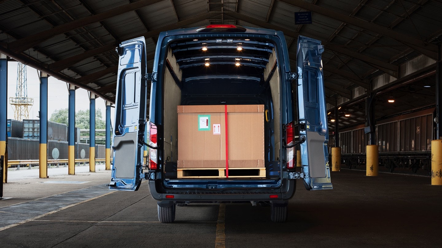 Ford Transit Van Blau Heckansicht geöffnete Hecktüren mit Ladung