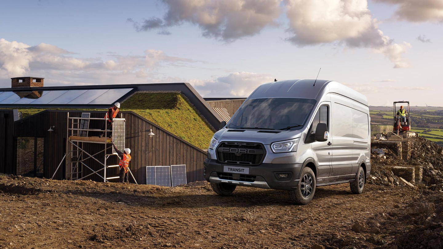 Ford Transit Kastenwagen Trail Silber ¾-Frontansicht parkt auf Baustelle in ländlicher Region