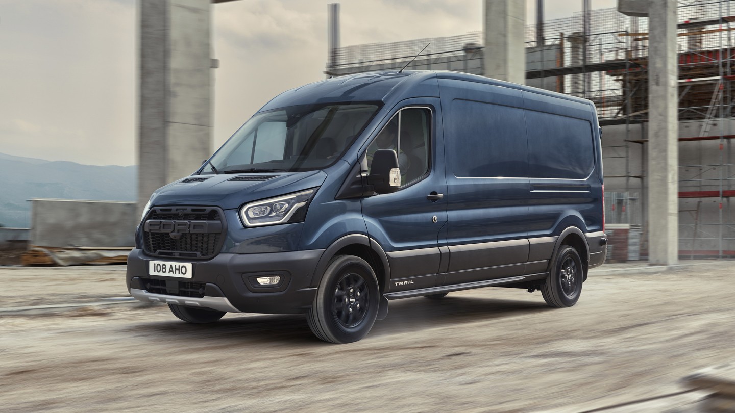 Ford Transit Kastenwagen Trail in Blau ¾- Seitenansicht fährt auf Baustellengelände