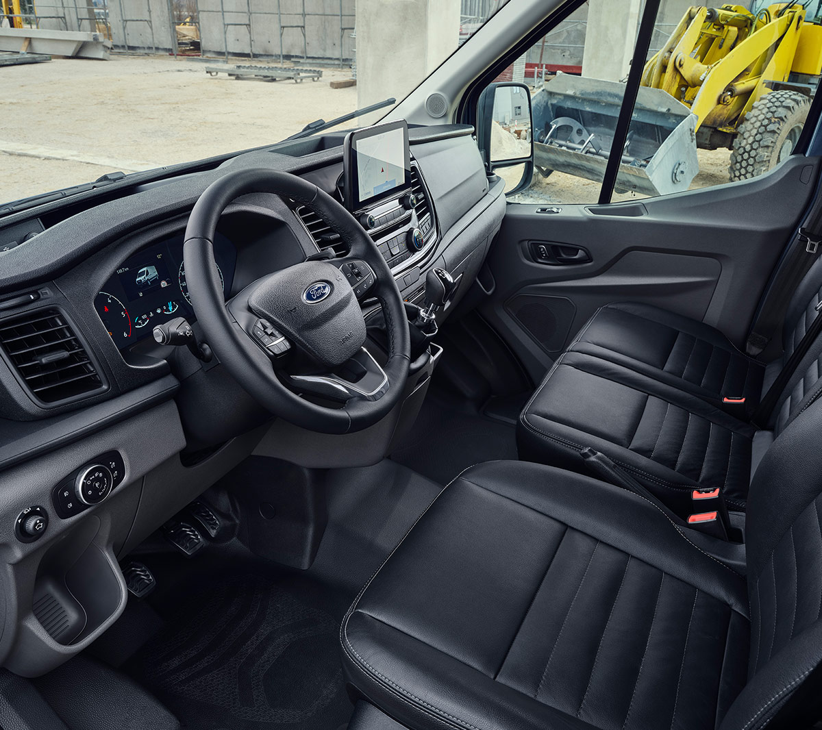 Ford Transit Innenraumsansicht von Fahrerseite mit Lenkrad, Armaturenträger und Sitzen