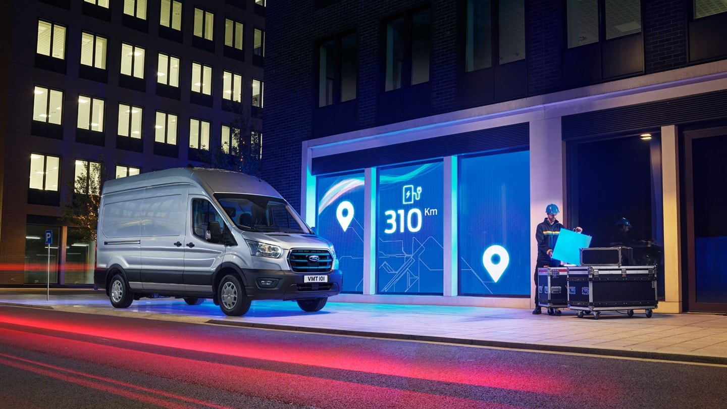 Ford E-Transit Kastenwagen in Silber ¾-Frontansicht Illustration 