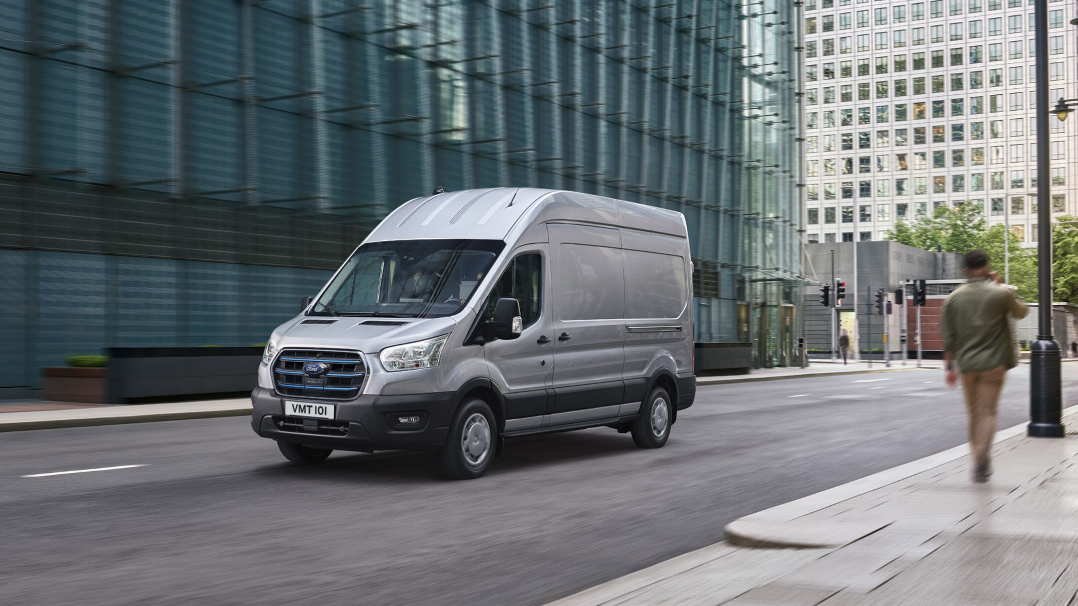 Ford E-Transit Kastenwagen in Silber ¾-Seitenansicht 