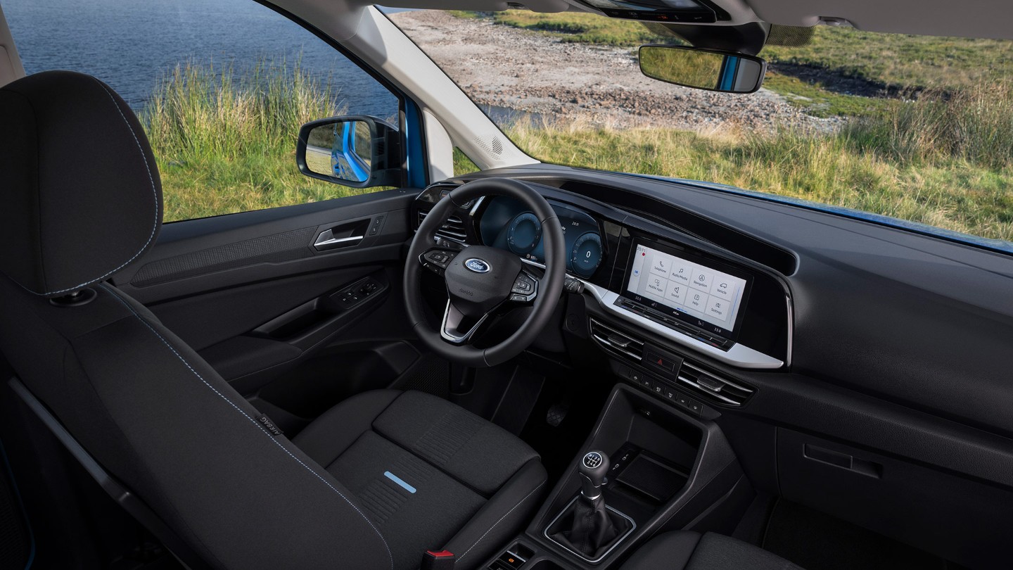 Ford Tourneo Connect Innenraumansicht von der 2. Sitzreihe auf Fahrersitz, Lenkrad und Armaturenträger 