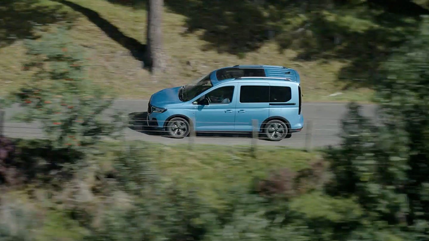 Ford Tourneo Connect in Hellblau Seitenansicht in der Vogelperspektive fährt auf Landstrasse