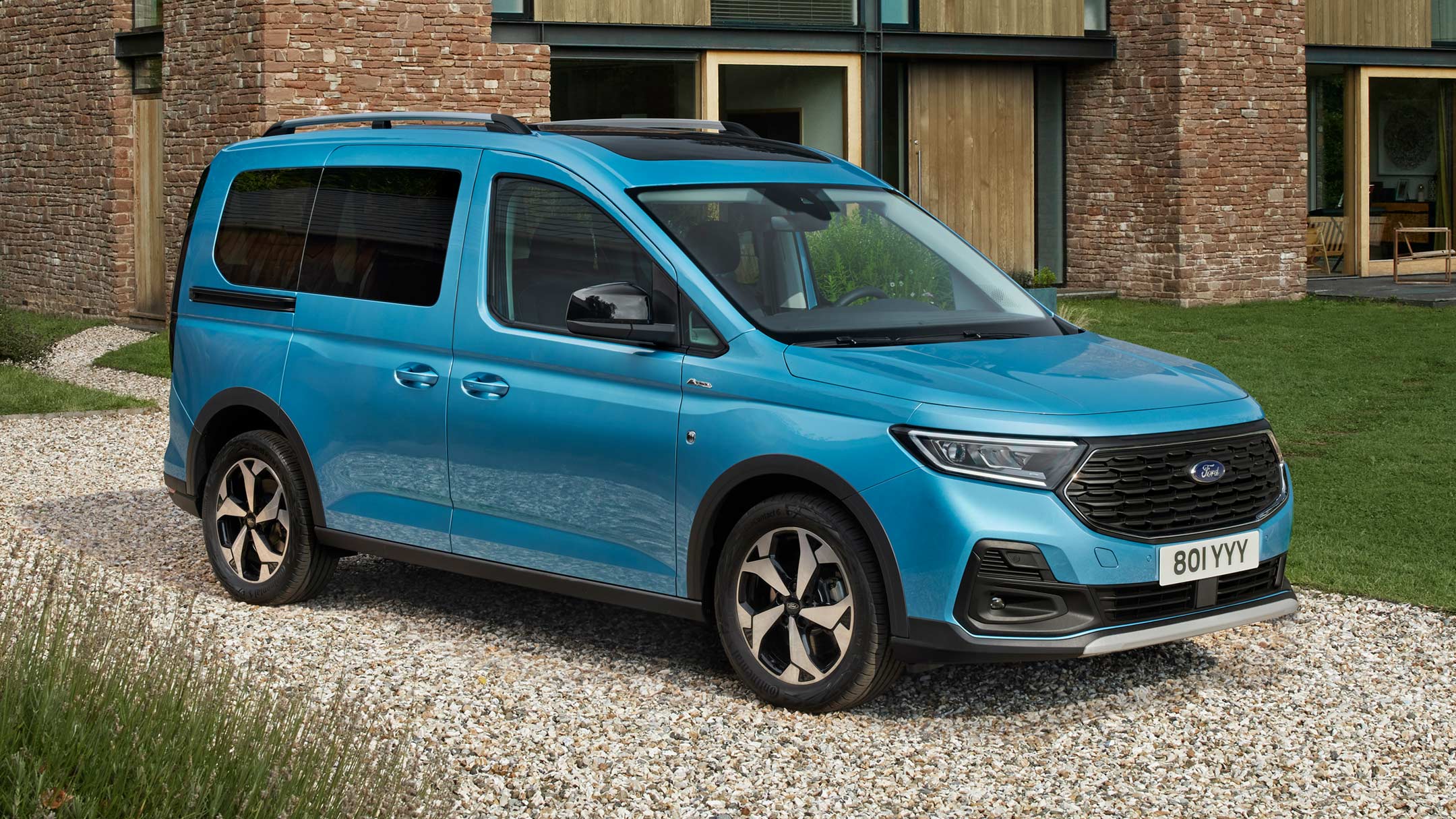 Videovorschau: Blauer Ford Tourneo Connect vor einem Backsteinhaus mit Kiesvorplatz