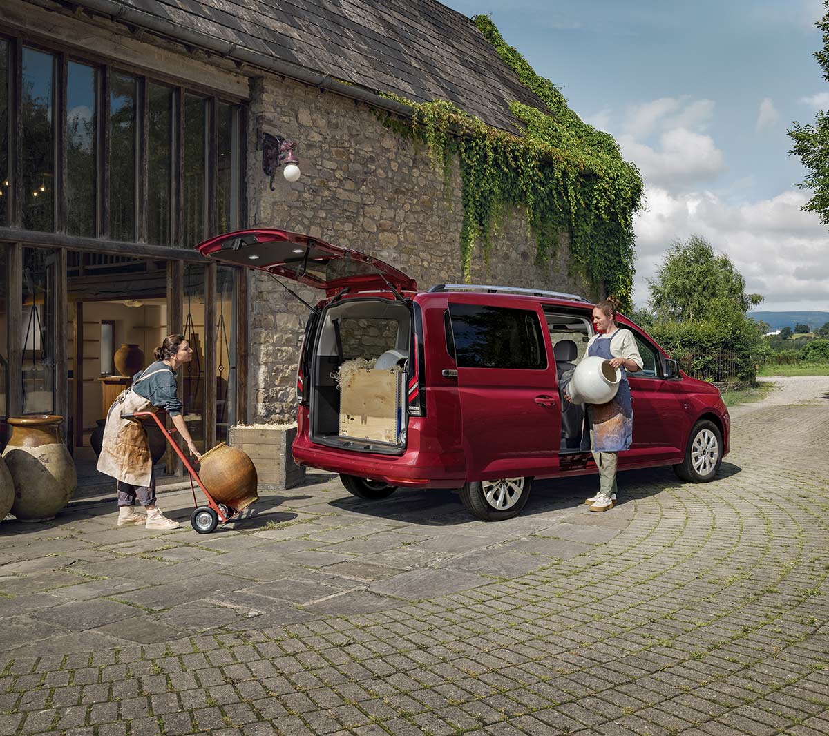 Ford Tourneo Connect Ausschnitt Kühlergrill und Scheinwerfer im Detail