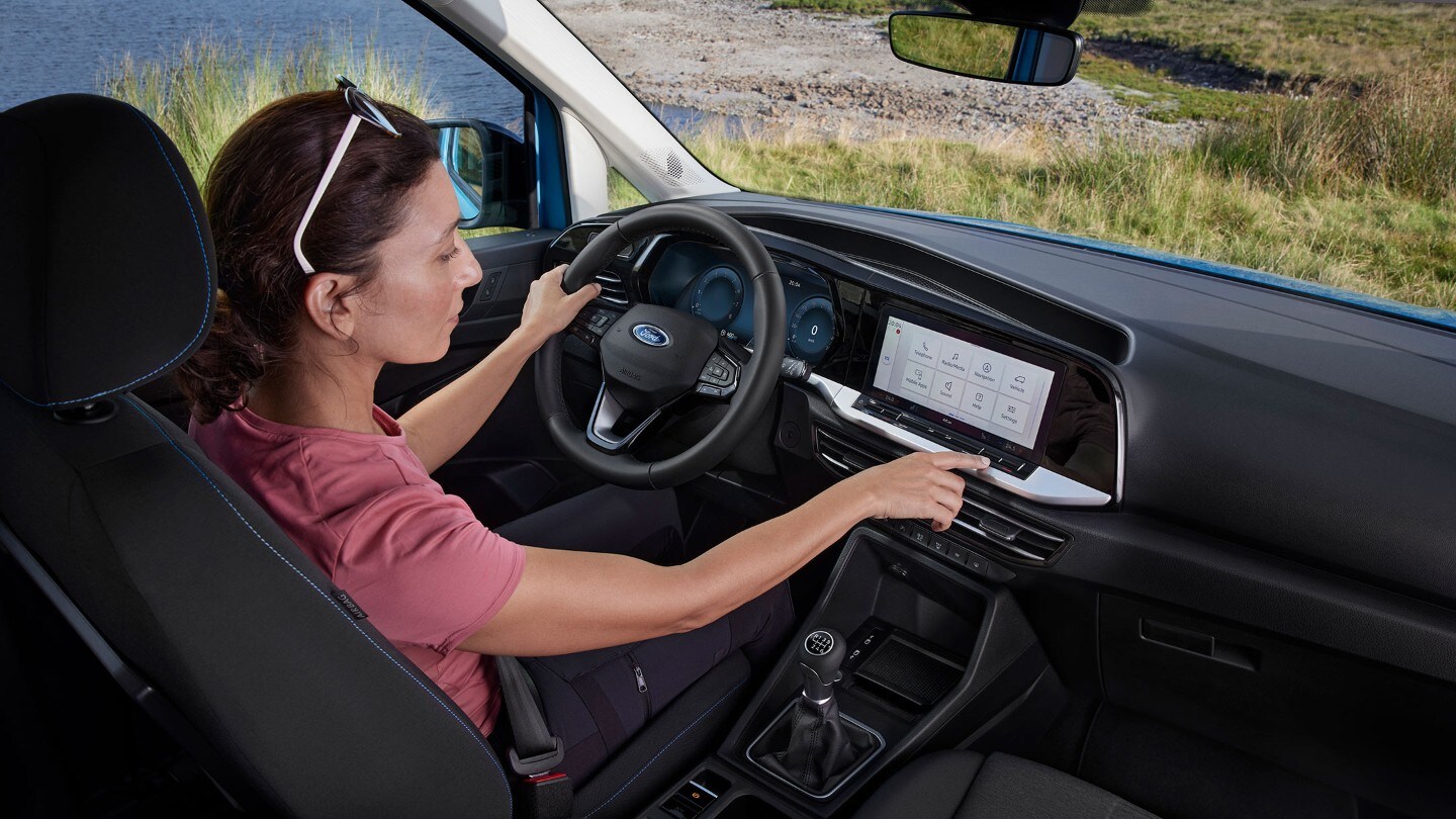 Ford Tourneo Connect Innenraumansicht Fahrerkabine mit Fahrerin