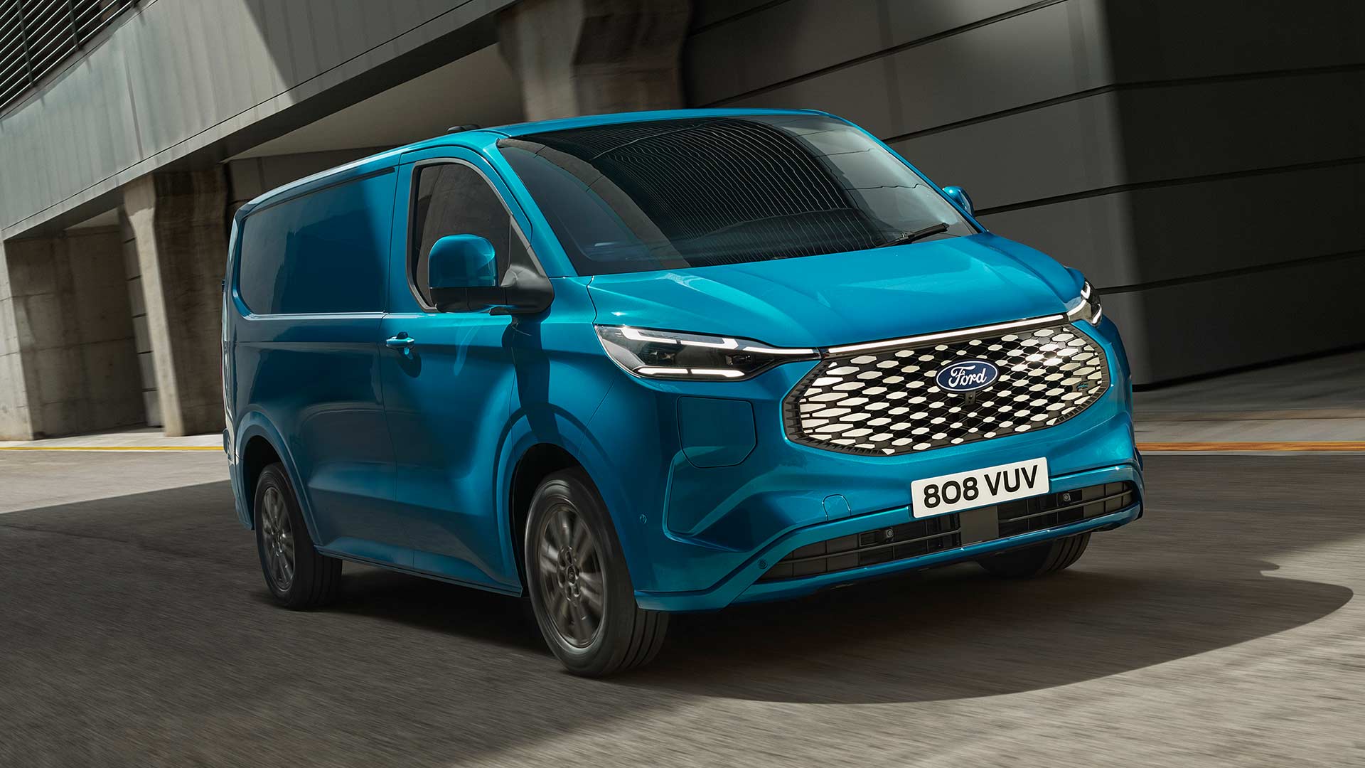 Blauer Ford E-Transit Custom Elektro-Transporter fährt.