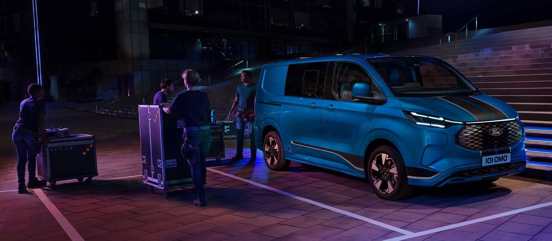 Blauer Ford E-Transit Custom Sport Doppelkabine-in-Van.