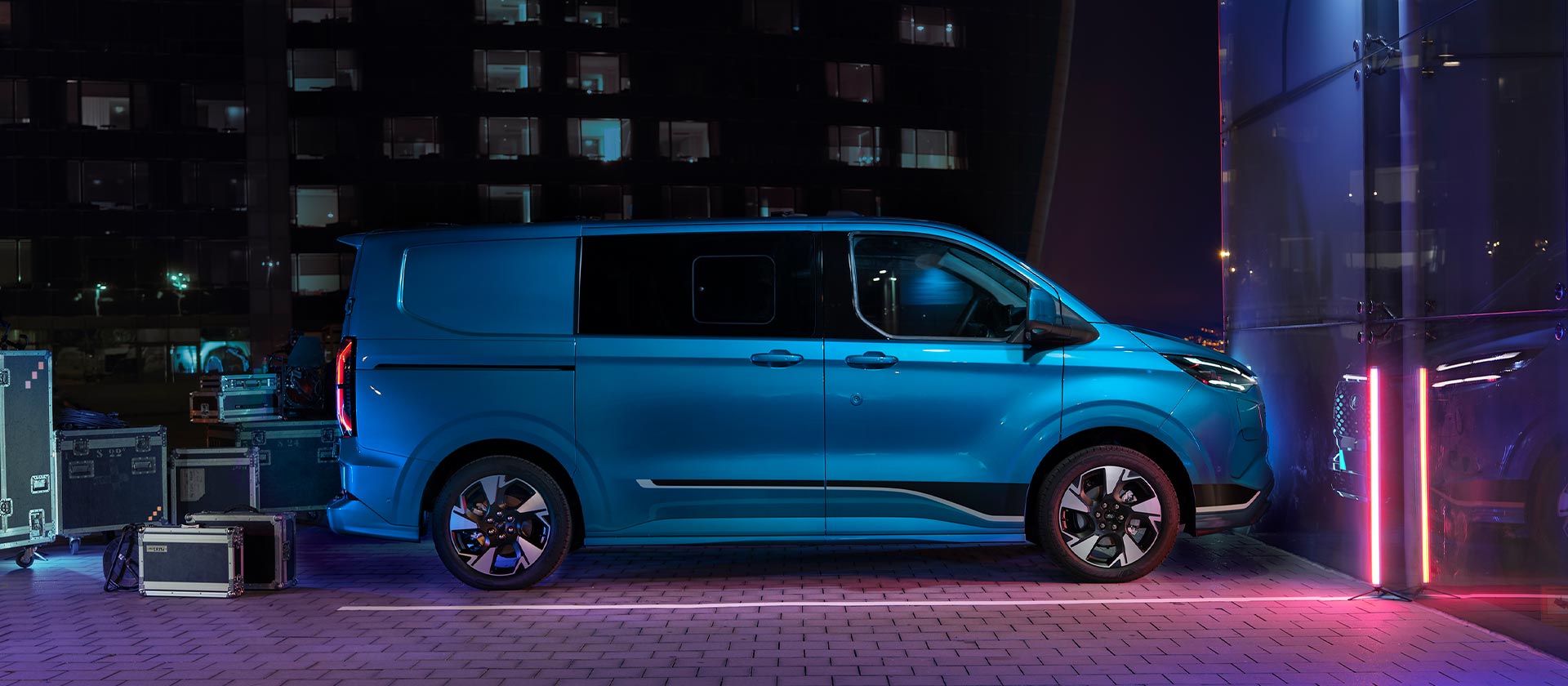 Blauer Ford E-Transit Custom Elektro-Transporter, Seitenansicht.