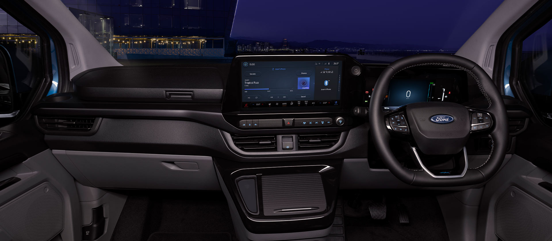 Innenansicht des Ford E-Transit Custom Elektro-Transporters bei Nacht.