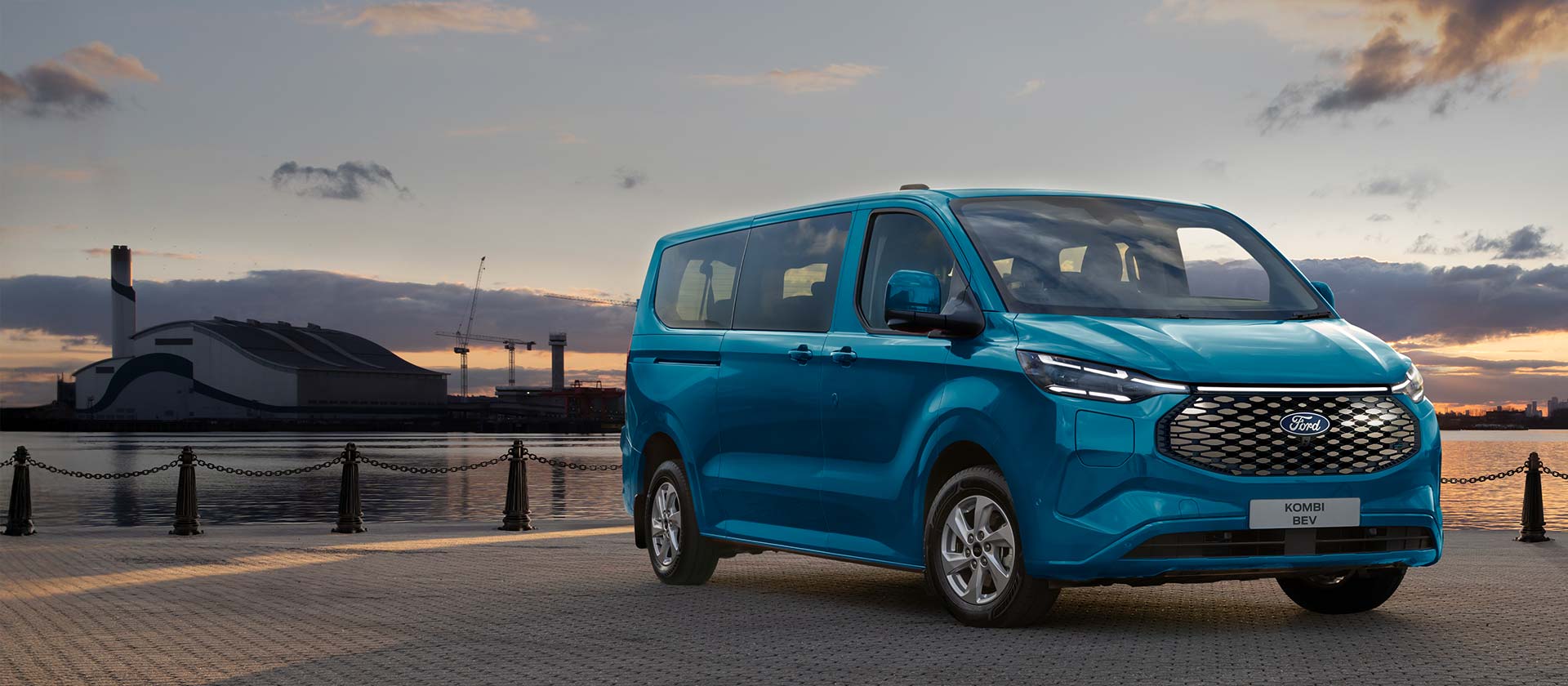 Blauer Ford Transit Custom Kombi PHEV