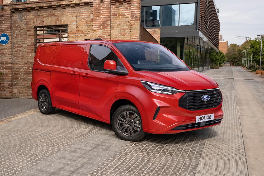 Roter Ford Transit Custom Kleintransporter, geparkt in einer Stadtstrasse.