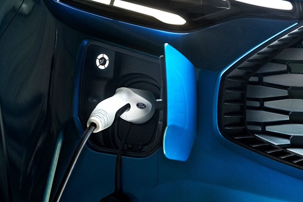 Blauer Ford Transit Custom Plug-in-Hybrid beim Laden