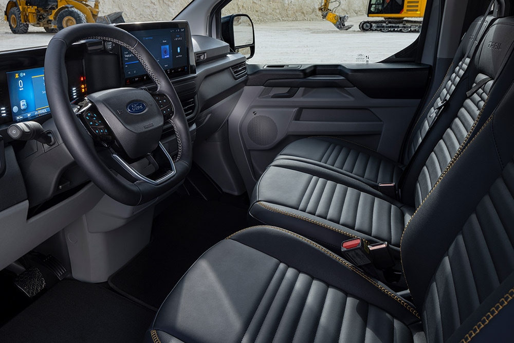 Innenraum eines Ford Transit Custom Sport mit schwarzen und goldfarbenen Sitzen