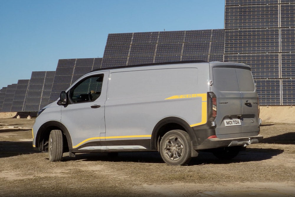 Grauer Ford Transit Custom Trail mit gelben Akzenten