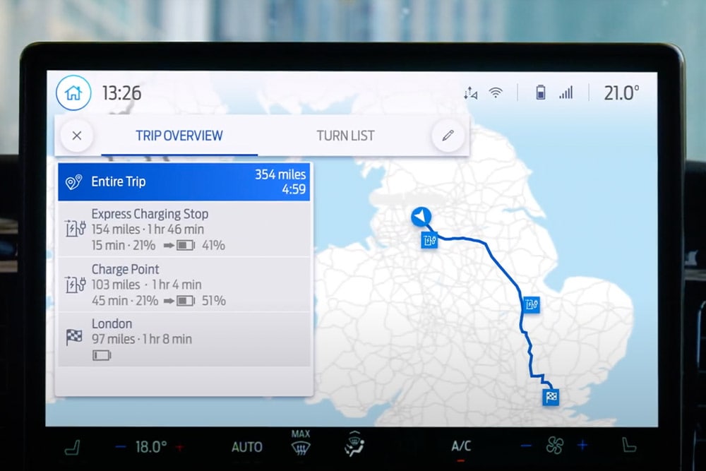 Navigationsbildschirm im Ford Transit Custom zeigt eine Routenuebersicht