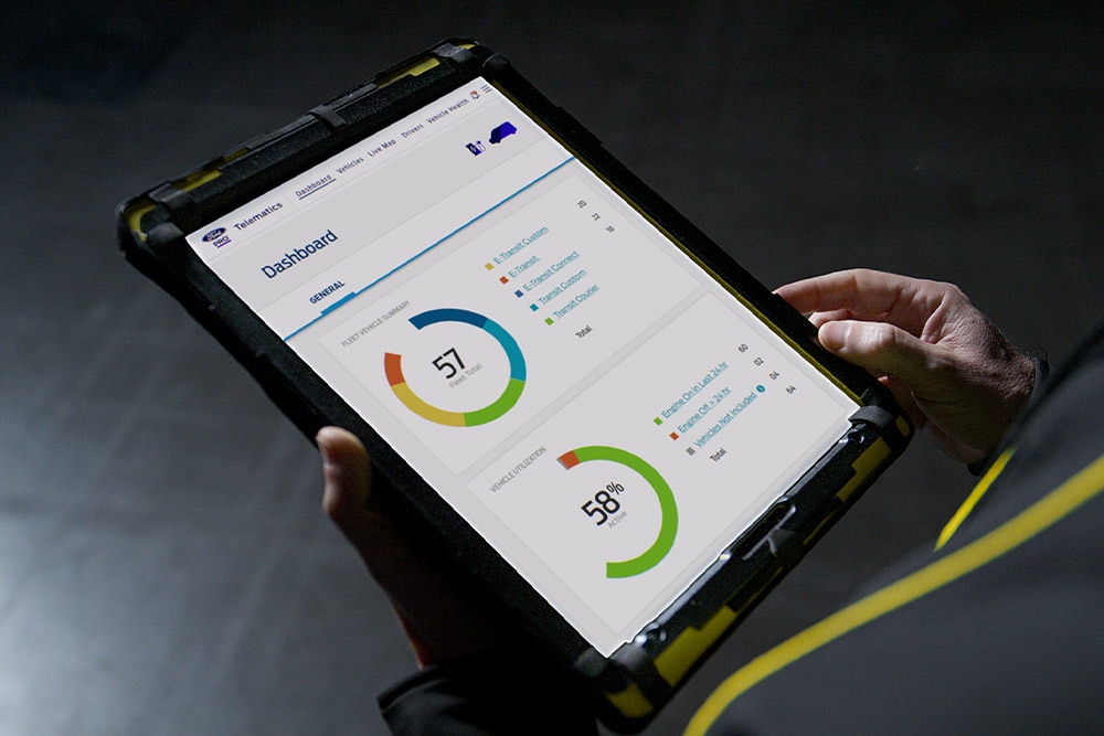 Person hält ein Tablet mit Ford Pro Fahrzeugdaten