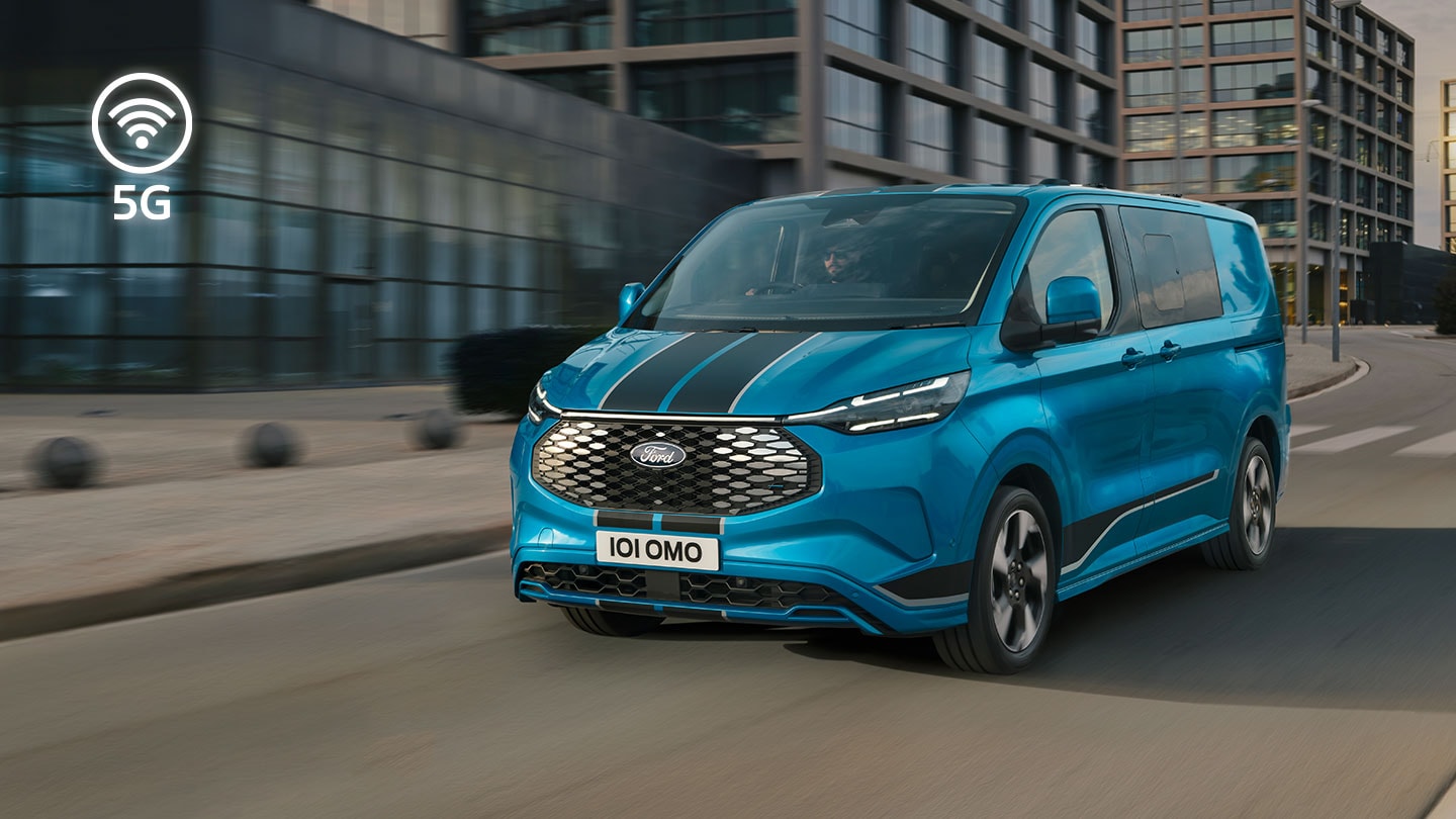 Blauer Ford E-Transit Custom Elektro-Transporter fährt durch die Stadt.