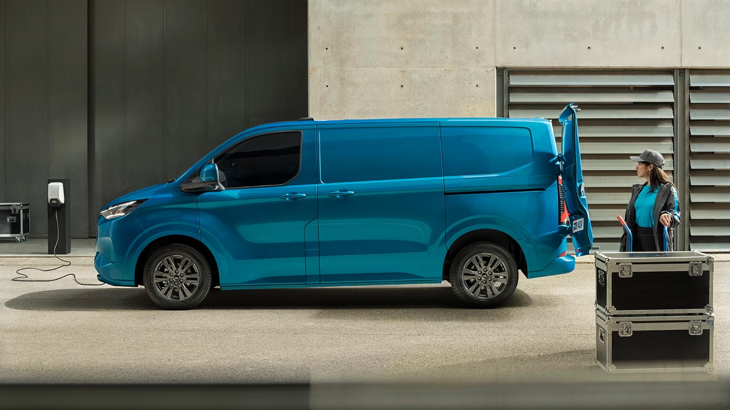 Blauer Ford E-Transit Custom Elektro-Transporter beim Laden.