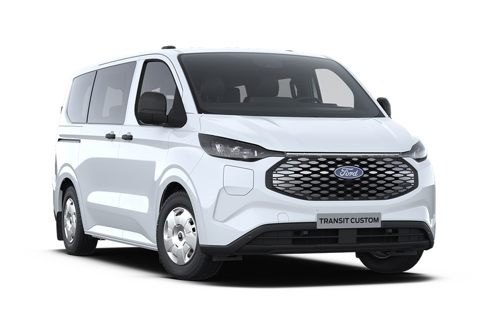 Weisser Ford E-Transit Custom Kombi Elektro-Transporter, schräge Frontansicht.