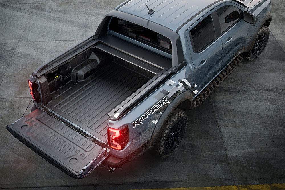 Heckansicht eines Ford Ranger Raptors, mit Betonung auf Ladefläche und Heckklappe des Fahrzeugs.