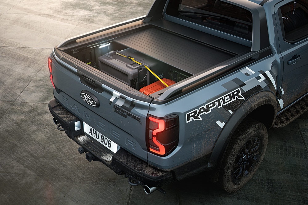 Heckansicht eines parkierten blauen Ranger Raptors, mit Blick auf angetriebene Rollläden.