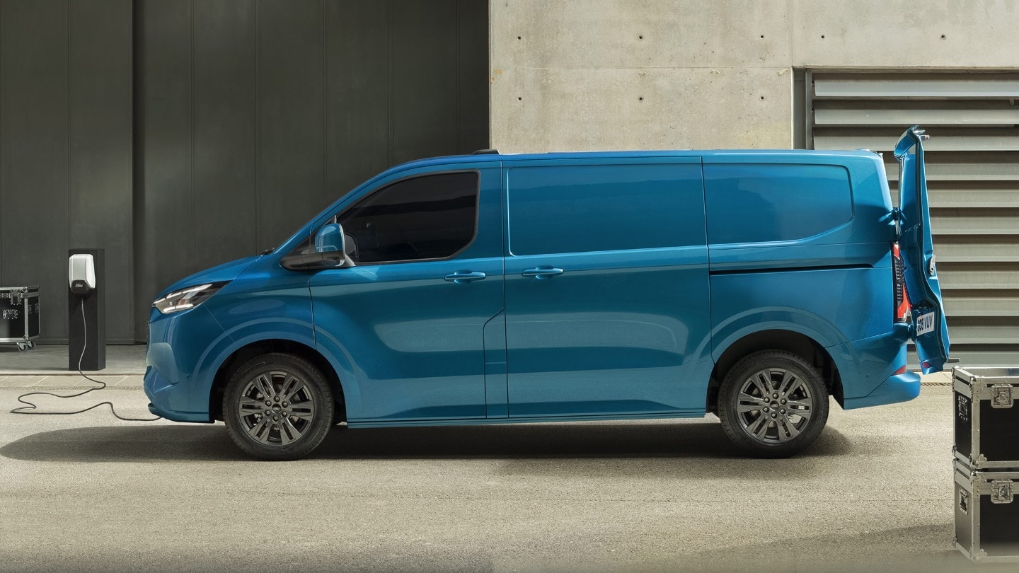 Ford Transit Custom Sport geparkt mit geöffneten Hecktüren