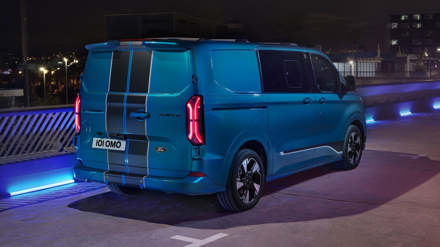  Seitliche Parkansicht eines Ford Transit Custom Limited