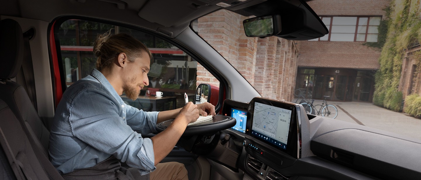 Selbst fahren Auto Innenraum-Konzept. Ein Laptop auf dem