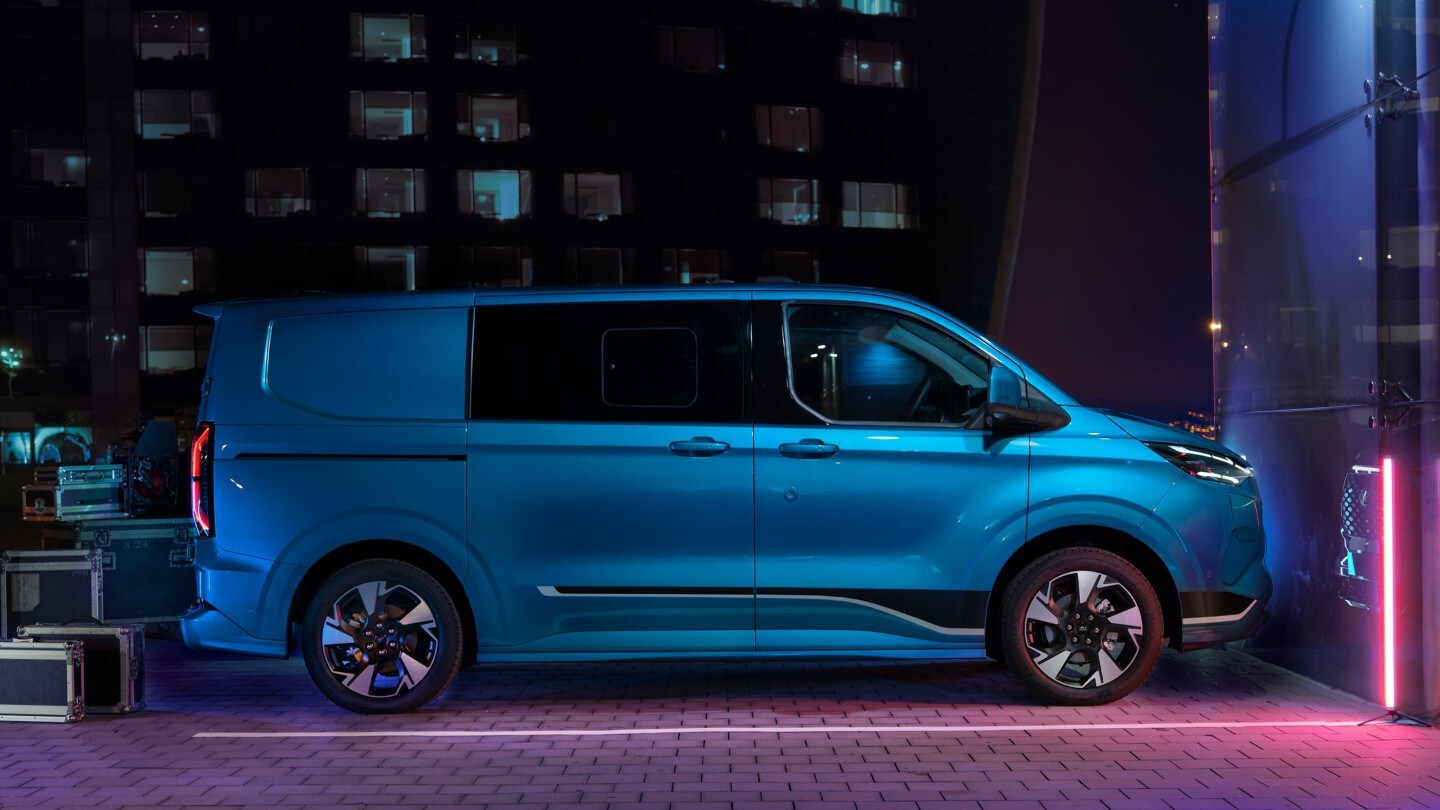  Seitenansicht eines blauen Ford Transit Custom Doppelkabine LKW