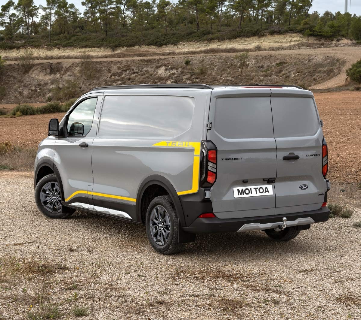  Ford Transit Custom Trail auf Schotterstrasse fahrend