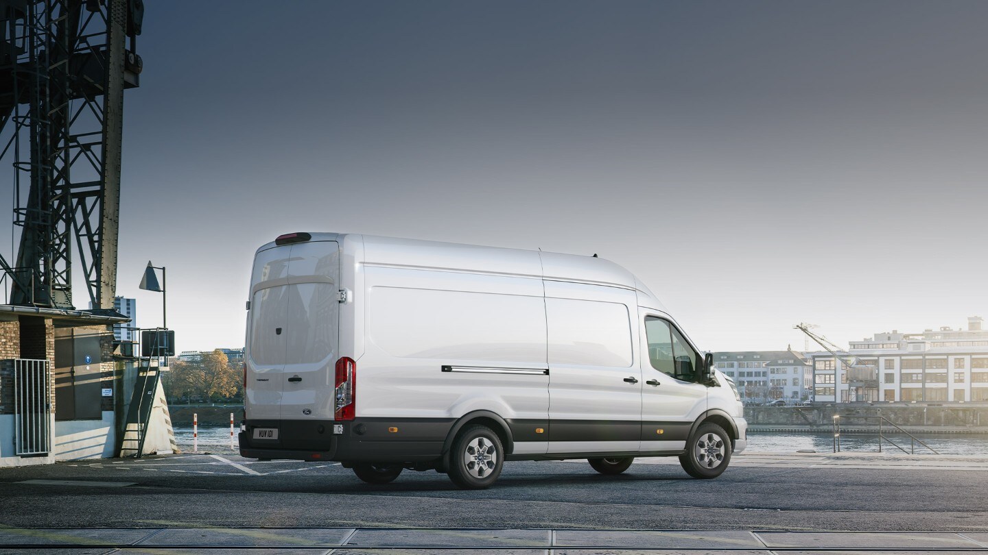 Weisser Ford Transit auf der Strasse