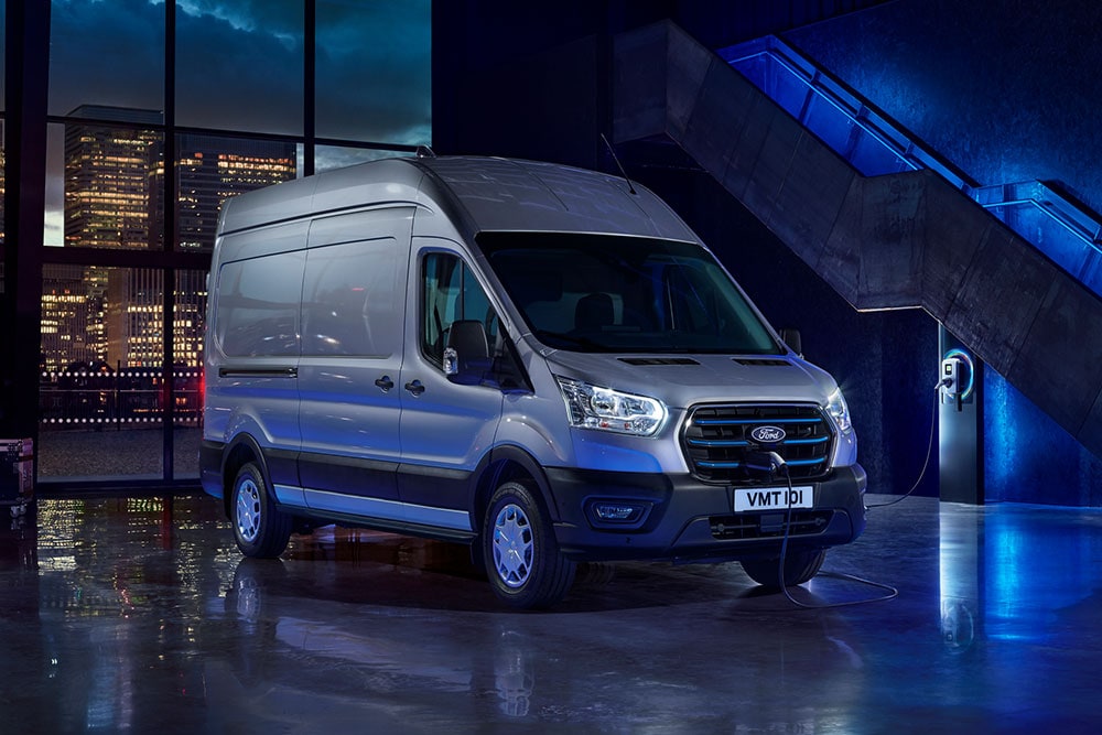Ford E-Transit Kastenwagen, geparkt an einer Depot-Ladestation.