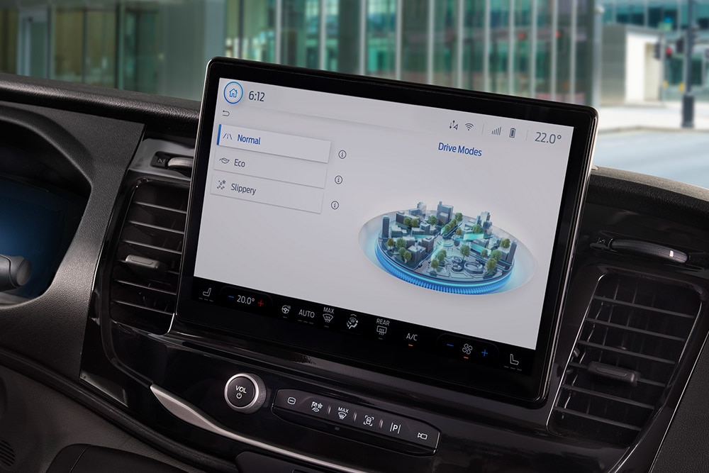 Armaturenbrett eines Ford E-Transit Elektro-Van mit einem Touchscreen, der die Fahrmodi anzeigt.