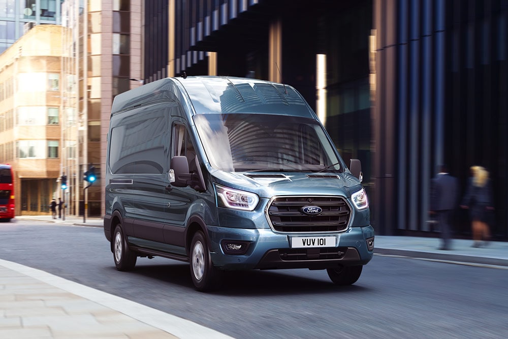 Ein Ford Transit Kastenwagen fährt in der Stadt.