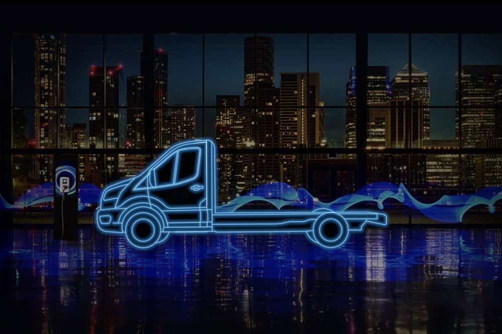 Neonblaue Umrisse eines Ford E-Transit mit Fahrerhaus und einer Ladestation vor einer Skyline.
