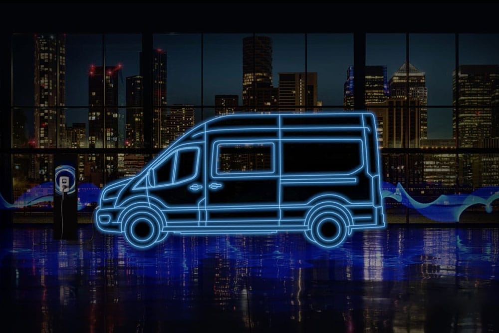 Neonblaue Umrisse eines Ford E-Transit mit Doppelkabine und Ladestation vor einer Skyline.