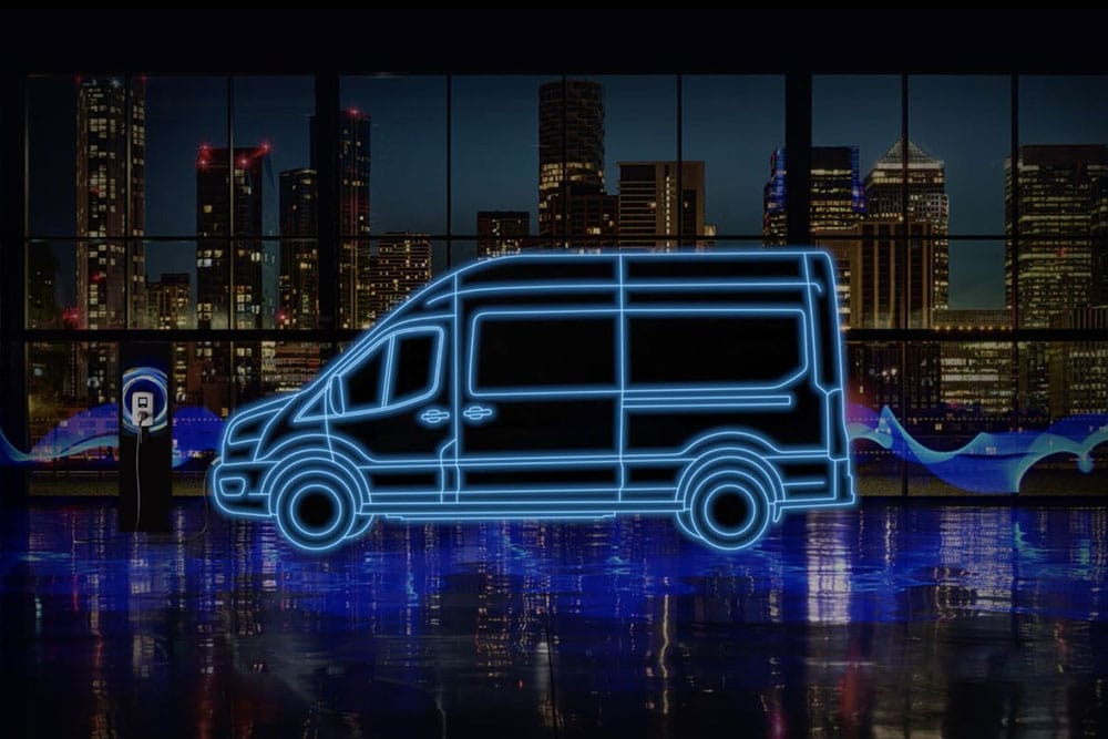 Neonblauer Umriss eines Ford E-Transit Elektro-Vans und einer Ladestation vor einer Skyline der Stadt.