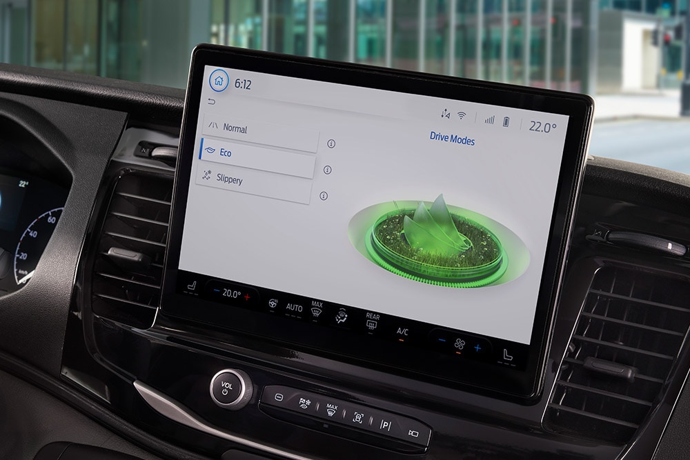 Armaturenbrett eines Ford E-Transit Elektro-Van mit einem Touchscreen, der die Fahrmodi anzeigt.