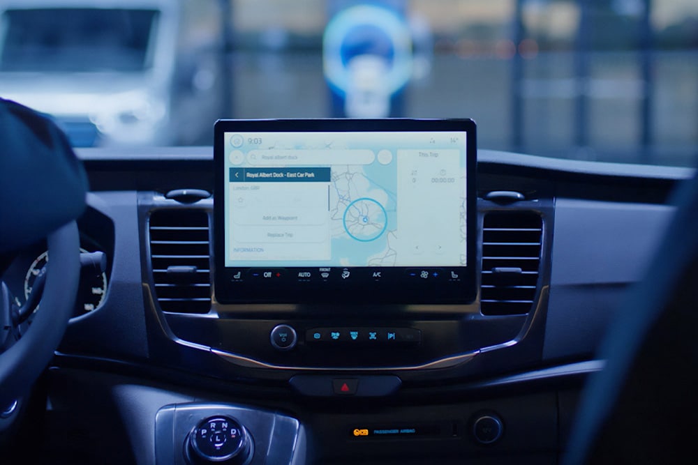 Armaturenbrett eines Ford Transit Van mit Navigationssystem.