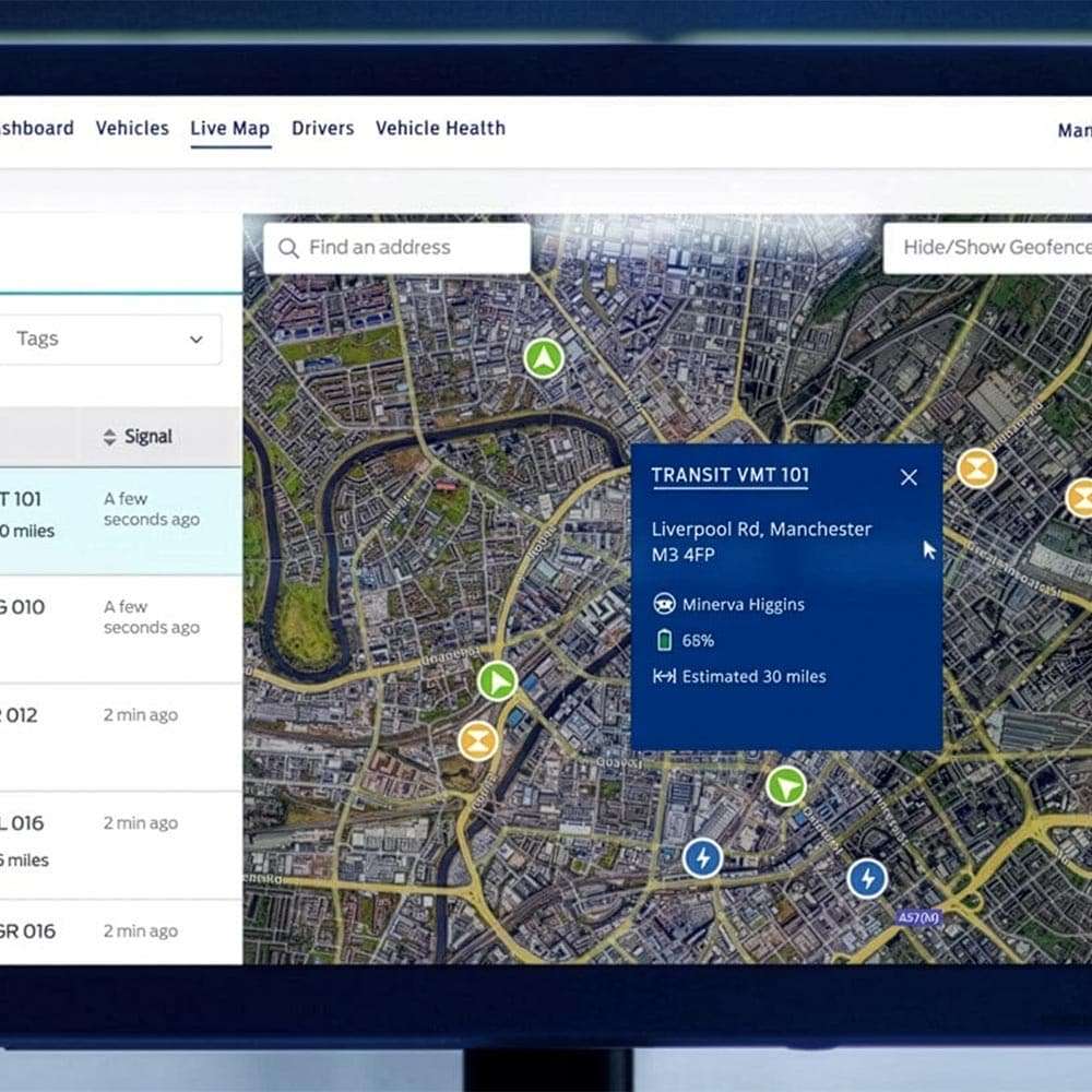 Touchscreen mit Ford Pro Telematics-Software, auf dem eine Karte mit den Standorten der Fahrzeuge angezeigt wird.