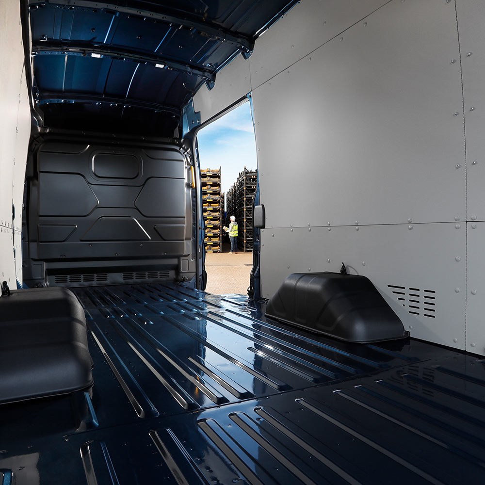 Der Innenraum eines Ford E-Transit Elektro-Van mit leerem Laderaum.